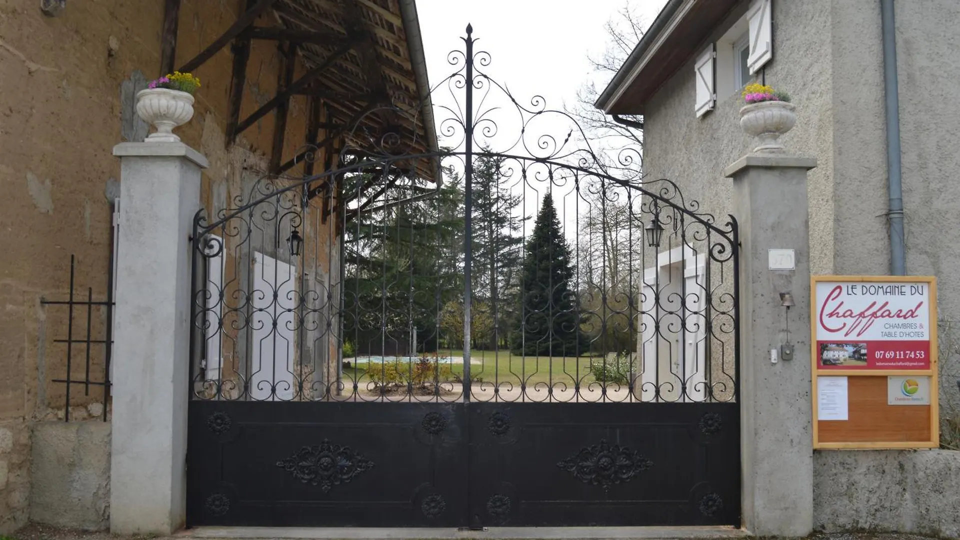 Le Domaine Du Chaffard Bed & Breakfast Les Avenieres France
